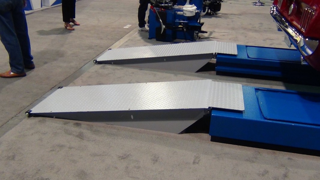 RAV 600 Series Scissor Lift Leveling at Down Position