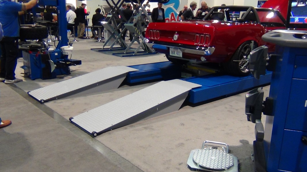 Attached Approach Ramps on 14000 Scissors Lift (2)