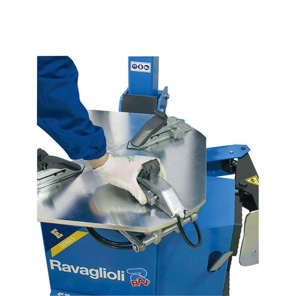 Adjustable jaws for greater reach when clamp rims up to 26