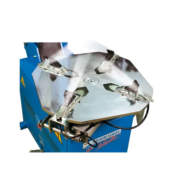 Bead blast jets built into clamping jaws