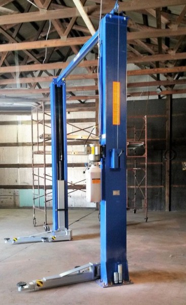 Hollstein 11000 lbs 2Post side view  with Motor