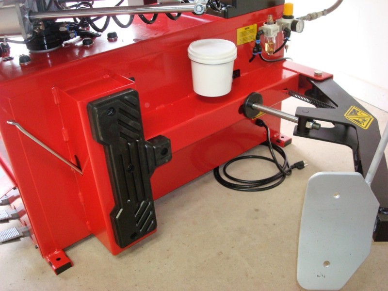 squared off table top for maximum bead breaker action