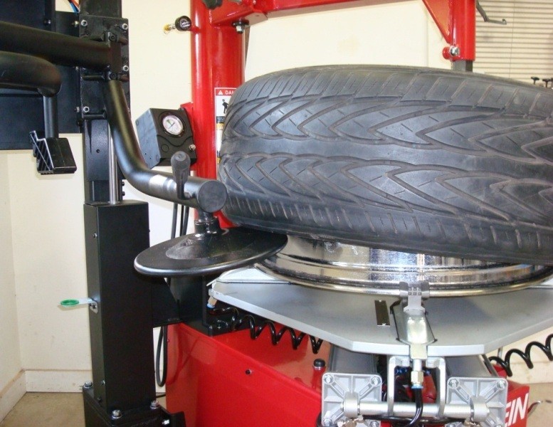 Assist Arm disk to help bottom bead loosening